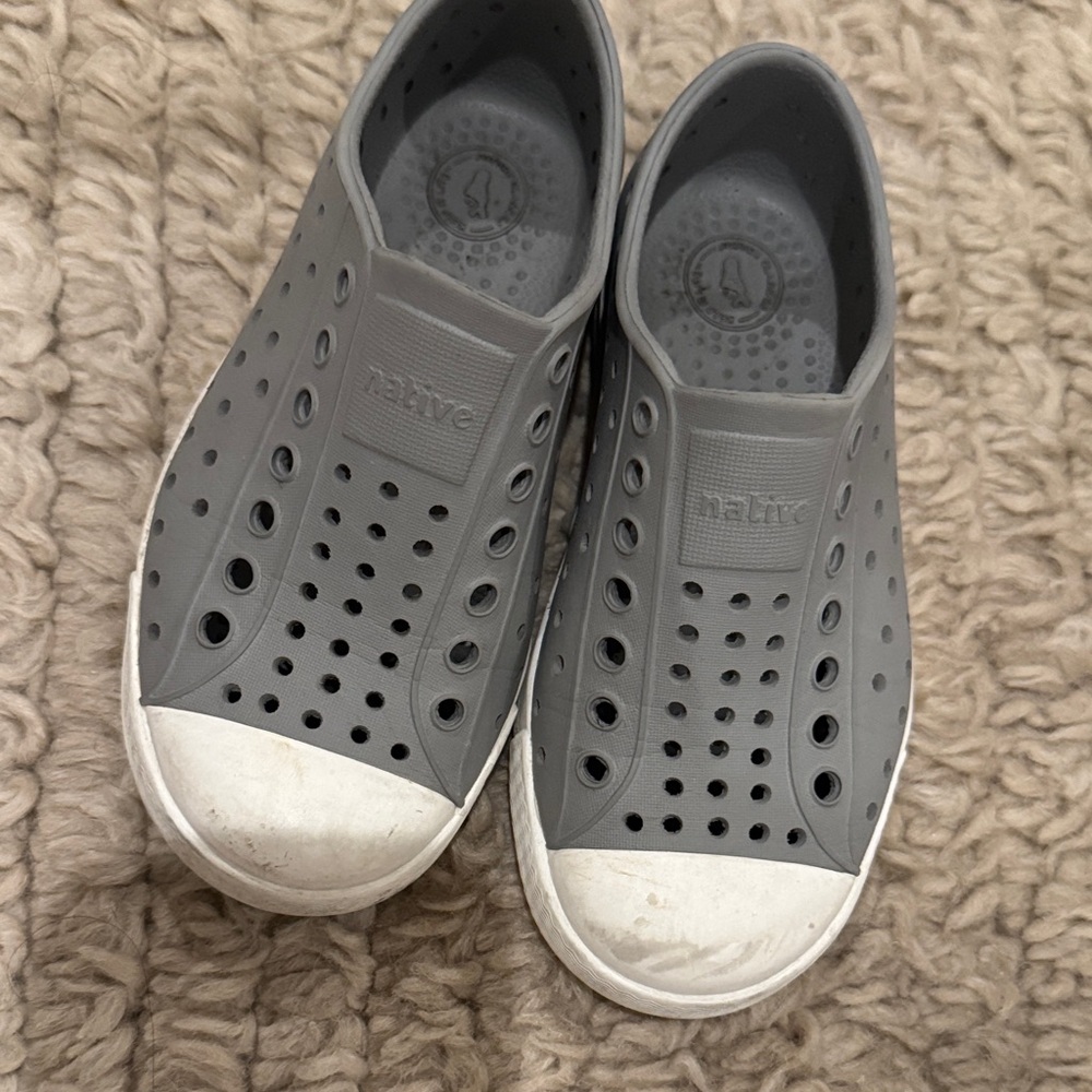 Native Kids Charcoal Gray Water Shoes size 10